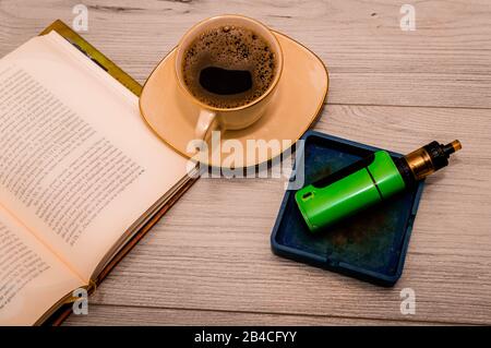 VAPE à côté d'une tasse de café Banque D'Images