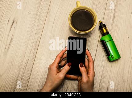 VAPE à côté d'une tasse de café Banque D'Images