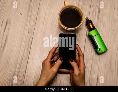 VAPE à côté d'une tasse de café Banque D'Images