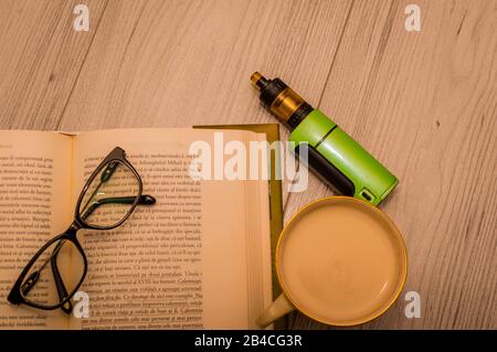 VAPE à côté d'une tasse de café Banque D'Images