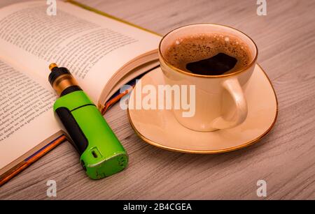 VAPE à côté d'une tasse de café Banque D'Images