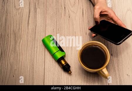 VAPE à côté d'une tasse de café Banque D'Images