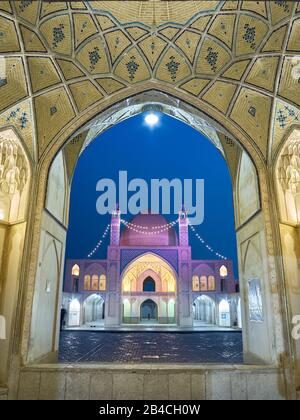 La mosquée Agha Bozorg dans le centre historique de la ville iranienne de Kashan, prise le 28 avril 2017. La mosquée a été construite à la fin du XVIIIe siècle par le Maître Mi'mar Ustad Haj sa'ban-ali. | utilisation dans le monde entier Banque D'Images