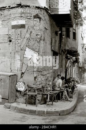 Photographie en noir et blanc - Street art of Egypt footballer Trezeguet dans le Caire islamique en Egypte en Afrique du Nord Moyen-Orient - Football Banque D'Images