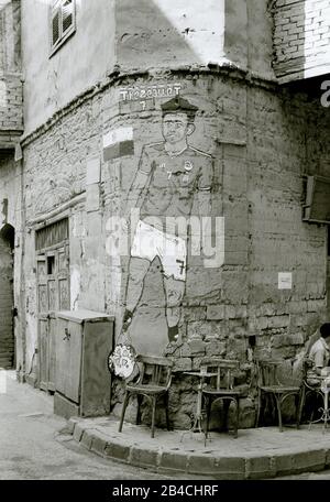 Photographie en noir et blanc - Street art of Egypt footballer Trezeguet dans le Caire islamique en Egypte en Afrique du Nord Moyen-Orient - Football Banque D'Images