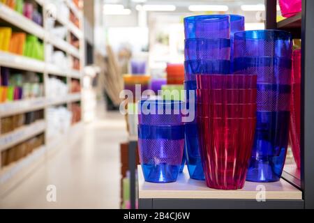 Intérieur du fleuriste. Pots en plastique multicolores brillants sur une étagère. Banque D'Images