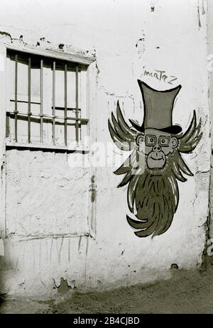 Photographie en noir et blanc - graffitis d'art de rue au Caire islamique dans la ville du Caire en Egypte en Afrique du Nord Moyen-Orient Banque D'Images