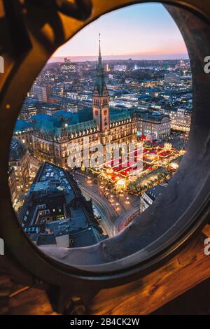 Vue de dessus du marché lumineux de Noël sur la place de la mairie à l'heure de l'avènement, Hambourg, Allemagne. Banque D'Images