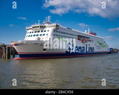 La ligne Stena s'enroule / déroulent de Liverpool à Belfast ferry amarré au terminal Stena à Birkenhead sur la rivière Mersey Banque D'Images