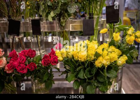 Vitrine fleuriste. Belles roses jaunes et rouges Banque D'Images