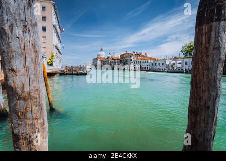 Grand Canal et Basilique Santa Maria della Salute à la journée ensoleillée, Venise, Italie. Banque D'Images