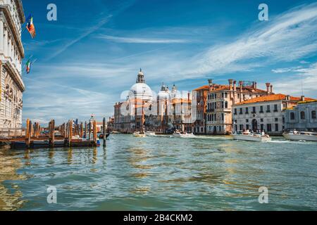 Des bateaux de tourisme de plaisir sur Grand Canal et basilique Santa Maria della Salute, Venise, Italie. Banque D'Images