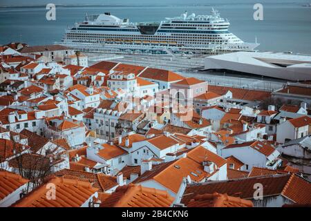 Toits panorama du plus ancien quartier Alfama à Lisbonne. Bateau de croisière sur le Tage. Lisbonne, Lisbonne, Lissabon, Portugal, Europe Banque D'Images