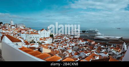 Vue panoramique sur les toits du plus ancien quartier d'Alfama à Lisbonne. Bateau de croisière sur le Tage. Lisbonne, Lisbonne, Lissabon, Portugal, Europe Banque D'Images