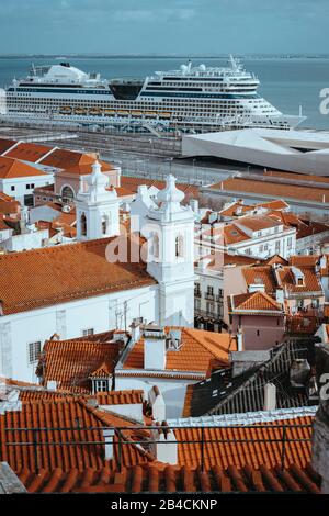 Toits, église du quartier d'Alfama à Lisbonne. Bateau de croisière AIDA sur le Tage. Lisbonne, Lisbonne, Lissabon, Portugal, Europe Banque D'Images