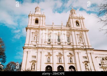 Façade du monastère de Sao Vicente de Fora à Alfama, Lisbonne contre le ciel bleu avec des nuages blancs. Le monastère abrite le panthéon royal des monarques de Braganza au Portugal. Banque D'Images