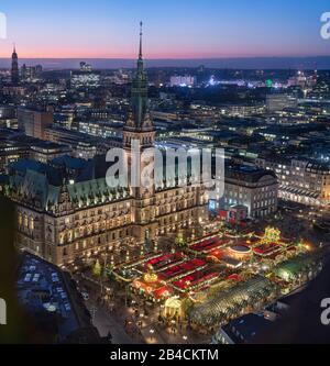 Vue de dessus du marché lumineux de Noël sur la place de la mairie à l'heure de l'avènement, Hambourg, Allemagne. Banque D'Images