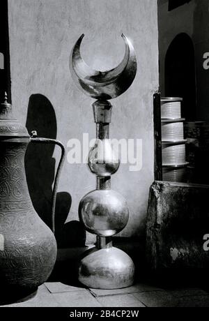Photographie de voyage en noir et blanc - croissant de minaret de la Mosquée et lune à vendre dans l'Islam Fatimide Caire Egypte en Afrique du Nord Moyen-Orient - sérénité Banque D'Images