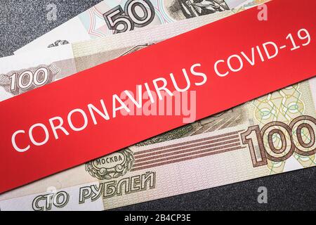 Argent russe et une feuille avec l'inscription, gros plan. Concept sur le thème de la chute du rouble due au coronavirus, vue de dessus Banque D'Images