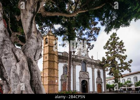 Espagne, Canaries, Gran Canaria Island, Teror, Basilique de la Virgen del Pino, extérieur de l'église Banque D'Images