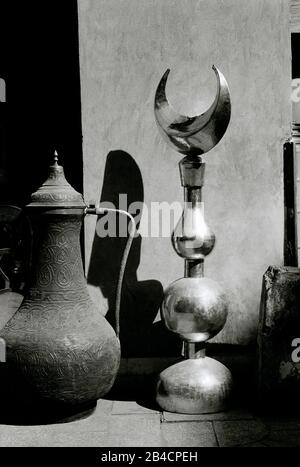 Photographie de voyage en noir et blanc - croissant de minaret de la Mosquée et lune à vendre dans l'Islam Fatimide Caire Egypte en Afrique du Nord Moyen-Orient - sérénité Banque D'Images