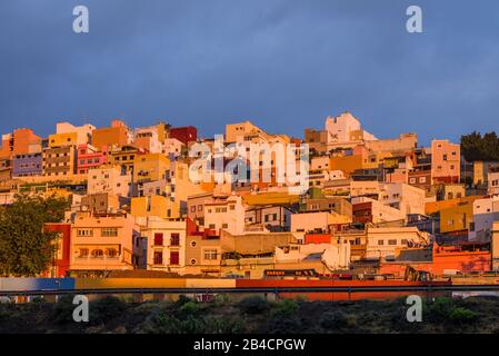 Espagne, Canaries, Gran Canaria Island, Las Palmas de Gran Canaria, high angle view of Barrio San Nicolas, Dawn Banque D'Images