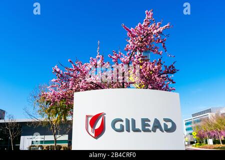 Signe Gilead au siège. Gilead Sciences a annoncé des plans pour tester un traitement pour COVID-19, maladie causée par une éclosion croissante de coronavirus Banque D'Images