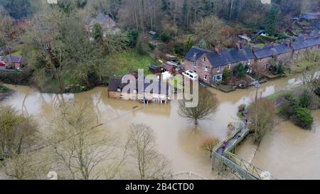 River Severn en inondation dans la gorge d'Ironbridge Le Boat Inn à Jackfield. Photo De Sam Bagnall Banque D'Images