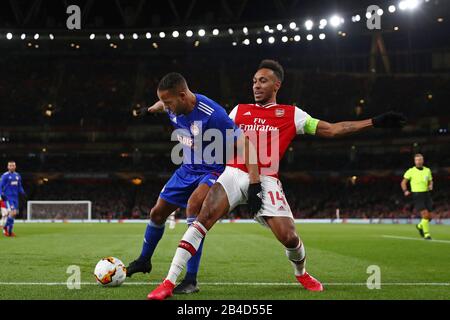 Pierre-Emerick Aubameyang d'Arsenal et Youssef El Arabi d'Olympiacos en action - Arsenal / Olympiacos, UEFA Europa League - Round of 32 second Leg, Emirates Stadium, Londres, Royaume-Uni - 27 février 2020 Banque D'Images