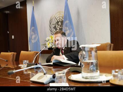 New York, États-Unis. 06 mars 2020. Le secrétaire d'État des États-Unis Michael Pompeo prend place lorsqu'il arrive au siège de l'ONU à New York le vendredi 6 mars 2020. Photo de John Angelillo/UPI crédit: UPI/Alay Live News Banque D'Images