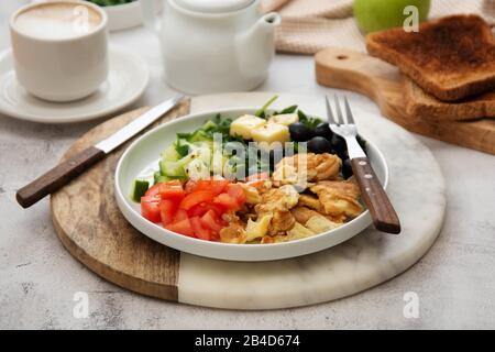 Omelette fraîche pour le petit déjeuner avec légumes mélangés, pain grillé et tasse de café. Des aliments sains. Banque D'Images