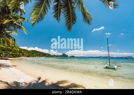 Magnifique voyage exotique fond, lagon tropical bleu océan avec catamaran, plage de Corong, El Nido, Philippines, Banque D'Images