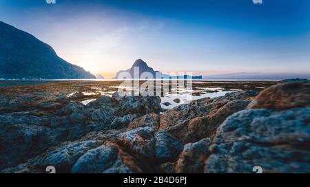 El Nido littoral pittoresque, beau coucher de soleil avec l'île Cadlao en arrière-plan, Palawan, Philippines, Banque D'Images