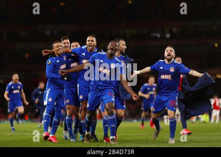 Gagnant Goalsbuer, Youssef El Arabi de Olympiacos célèbre avec des coéquipiers - Arsenal / Olympiacos, UEFA Europa League - Round of 32 second Leg, Emirates Stadium, Londres, Royaume-Uni - 27 février 2020 Banque D'Images