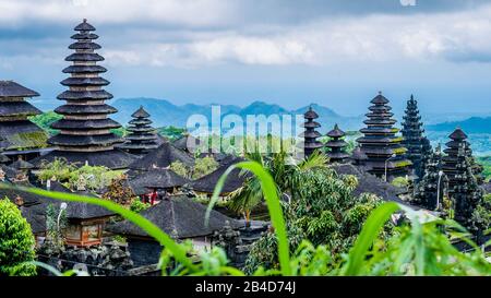 Toits Du Temple De Pura Besakih Sur L'Île De Bali, Indonésie. Banque D'Images