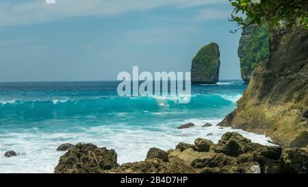 Rock sur la Côte de Tembeling sur l'île de Nusa Penida, Ocean Waves sur le front. Bali Indonésie. Banque D'Images