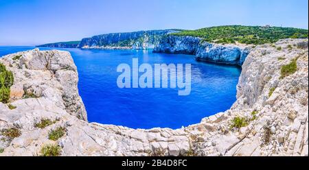 Côte escarpée près de la plage Alaties, Kefalonia, Iles Ionienne, Grèce, Banque D'Images