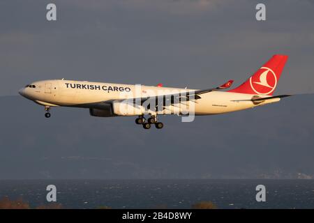 Istanbul / Turquie - 29 mars 2019 : avion cargo turc Airbus A330-200 TC-JDS atterrissant à l'aéroport Ataturk d'Istanbul Banque D'Images