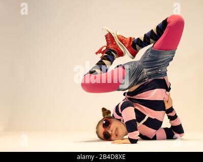 fille dans une position unique de breakdance, enfant unique, fille folle, fille fraîche Banque D'Images