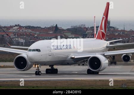 Istanbul / Turquie - 27 mars 2019 : Turkish cargo Boeing 777-200 cargo TC-LJP départ à l'aéroport Ataturk d'Istanbul Banque D'Images