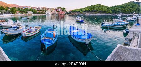 Bateaux de pêche dans la baie de mer d'Assos, baie d'azure sur l'île de Céphalonie, Grèce, panorama Banque D'Images