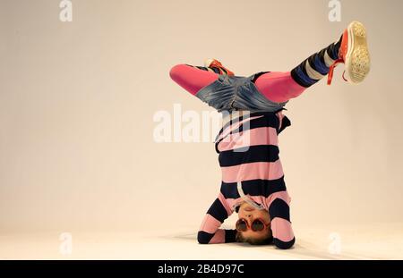 fille dans une position unique de breakdance, enfant unique, fille folle, fille fraîche Banque D'Images