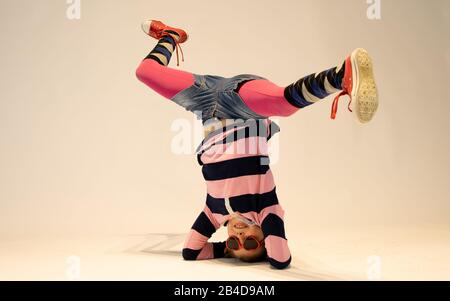 fille dans une position unique de breakdance, enfant unique, fille folle, fille fraîche Banque D'Images