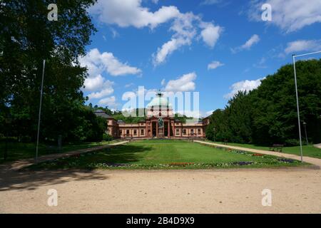 Le Kaiser-Wilhelm-Bad avec monument impérial, un bâtiment historique et un dôme dans le Kurpark Bad Homburg. Banque D'Images