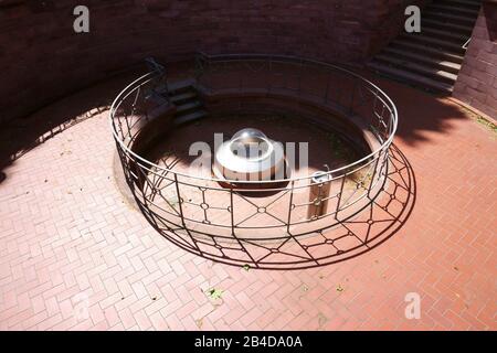 La fontaine moderne et en acier du Kaiserbrunnen dans le Kurpark de Bad Homburg. Banque D'Images