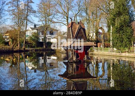 Europe, Allemagne, Basse-Saxe, Buxtehude, Hambourg région métropolitaine, parc de la ville au printemps, maison d'oiseaux dans l'étang, Banque D'Images