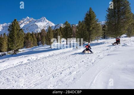 Saint Vigil À Enneberg, Fanes, Dolomites, Province De Bolzano, Tyrol Du Sud, Italie, Europe. Deux enfants en toboggan sous la Faneshütte Banque D'Images