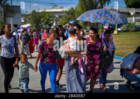 San Salvador, El Salvador. 6 mars 2020. Les femmes se rassemblent au rond-point de la capitale El Salvadore pour une marche.Des Centaines de femmes sont descendues dans les rues avant la Journée internationale de la femme, pour protester contre l'égalité des salaires, l'avortement légal et arrêter l'utilisation militaire par le gouvernement. Crédit: Camilo Freedman/Zuma Wire/Alay Live News Banque D'Images