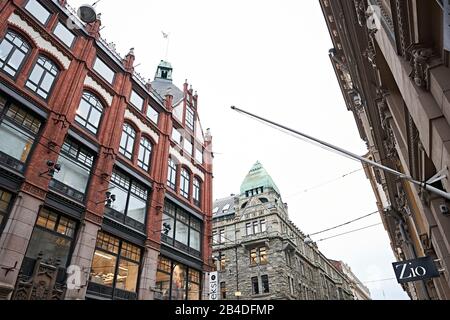 Helsinki, Finlande, rue commerçante en novembre Banque D'Images