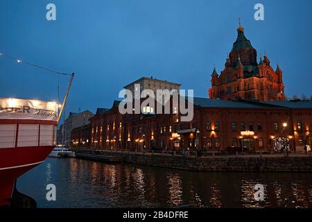 Promenade du port à Helsinki, Finlande, soirée avec vue sur la cathédrale d'Uspensky Banque D'Images